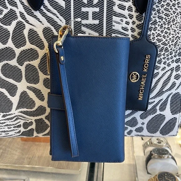 MICHAEL KORS LARGE DOUBLE ZIP WRISTLET WALLET PHONE CASE 
Navy 
NWT - Picture 4 of 16